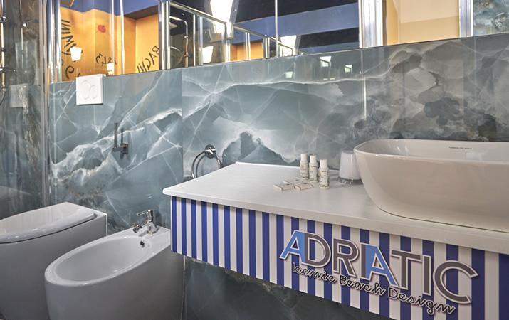 bagno in camera dettagli ceramica