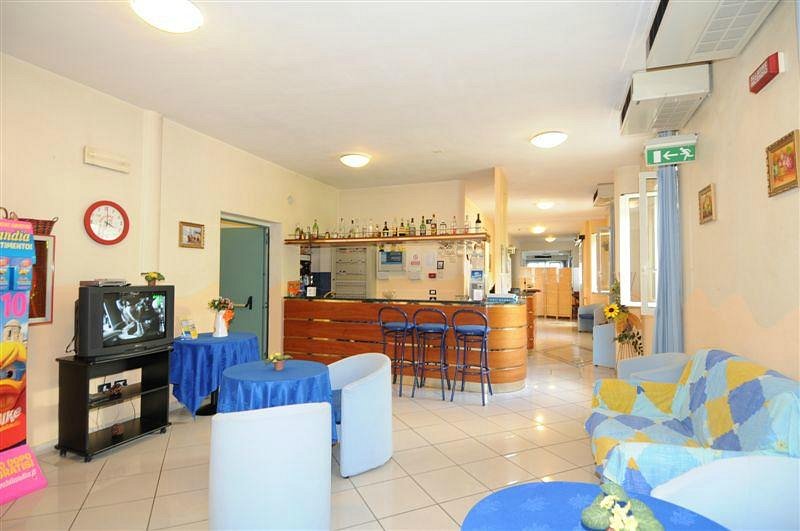 hotel belmare bar hall