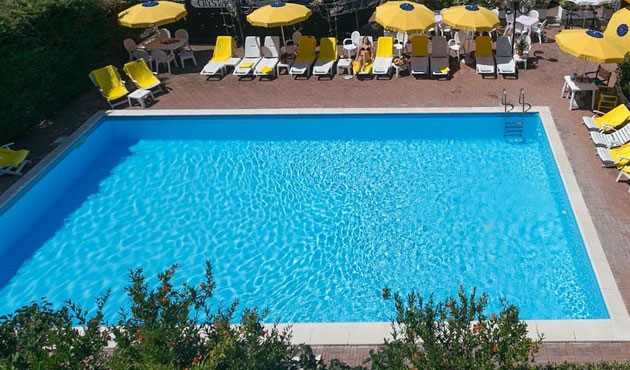 hotel crystal piscina