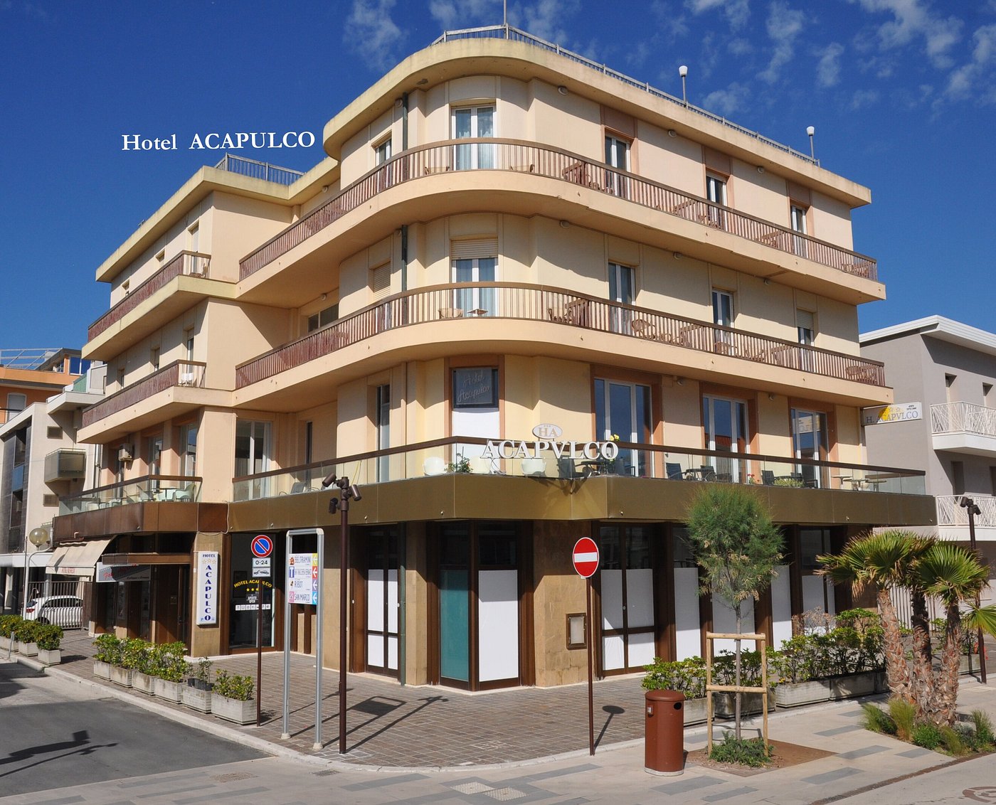 hotel acapulco front
