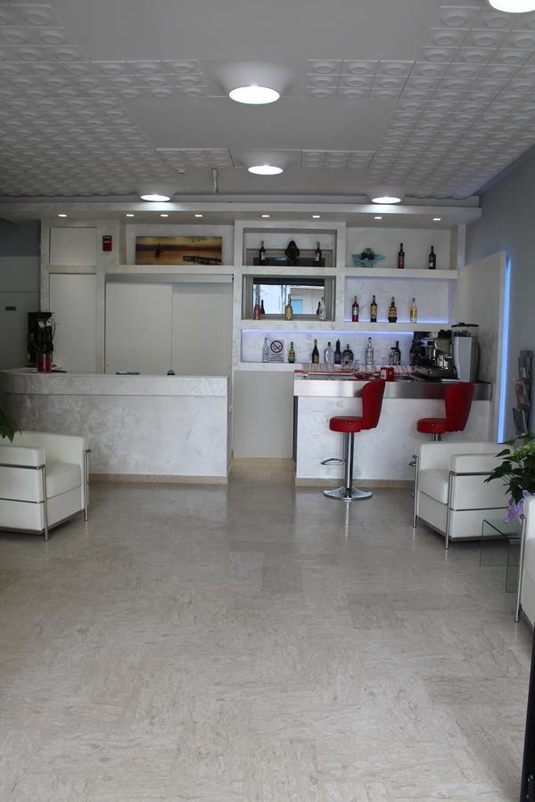 rimini hotel gin bar