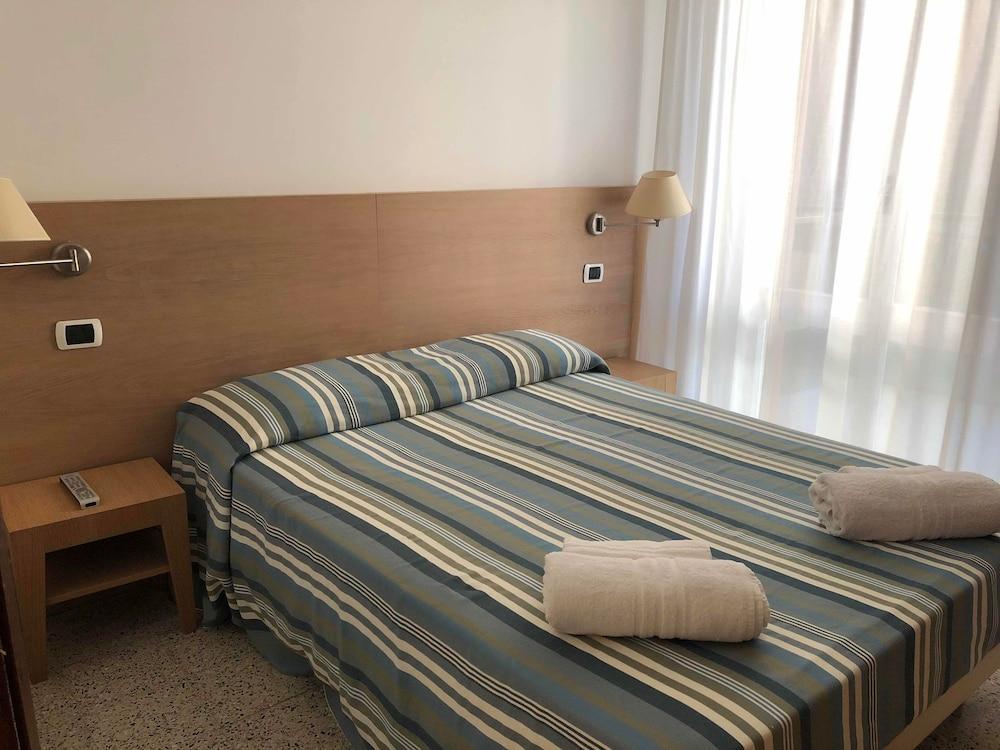 rimini hotel gin camera1