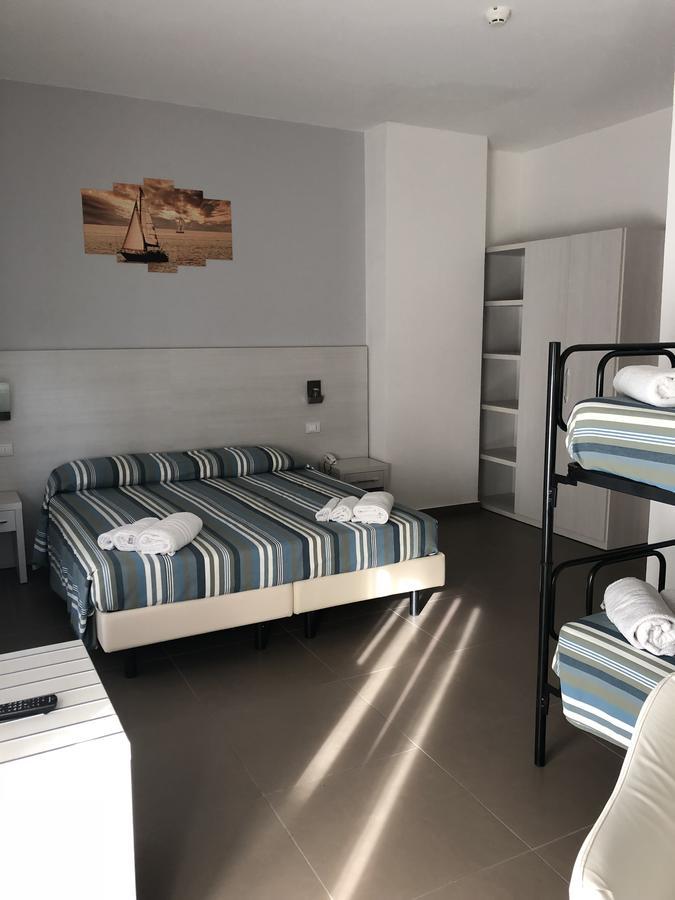 rimini hotel gin camera4