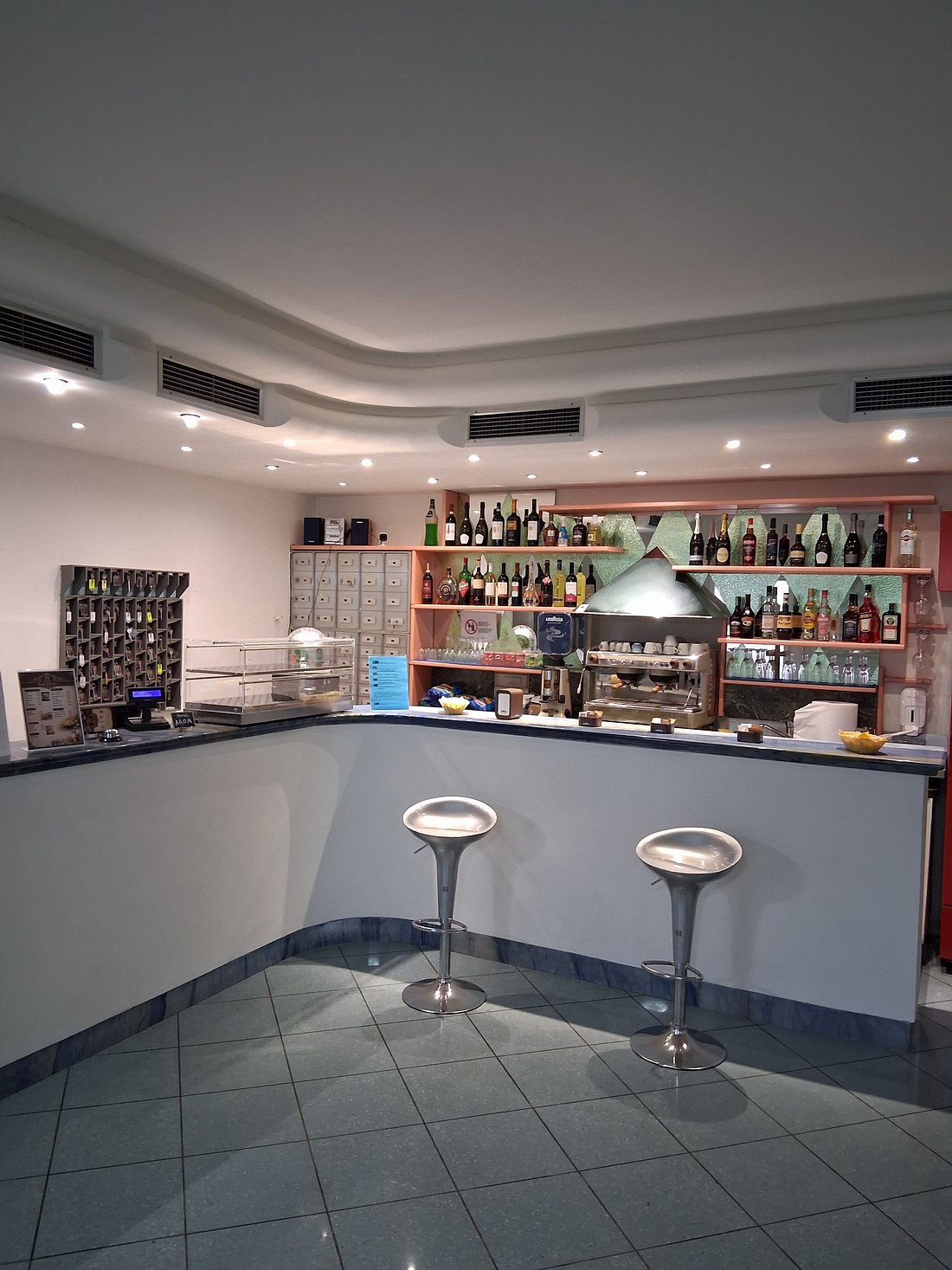 hotel aron bar reception