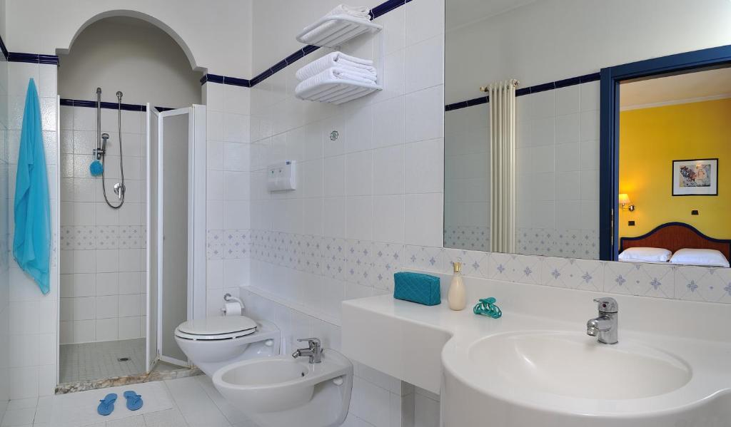 hotel ascot bathroom