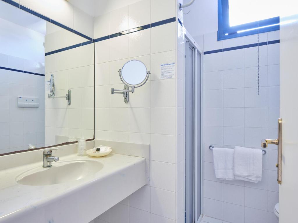hotel ascot bathroom2