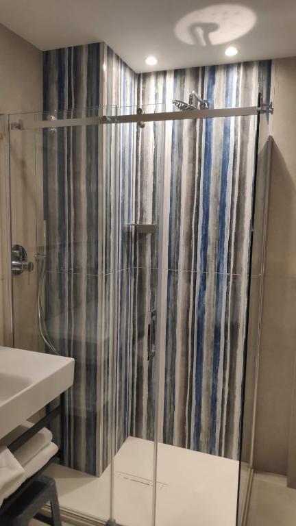 hotel ascot shower