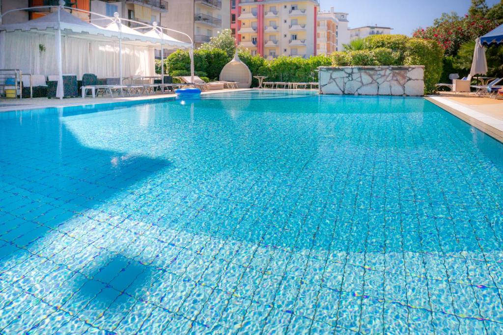 hotel harrys piscina