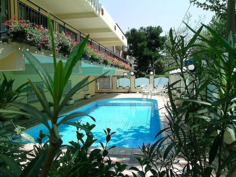 hotel artide piscina2