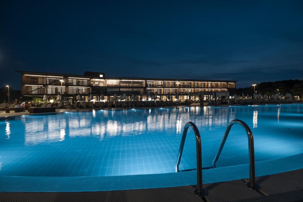 lino delle fate ecovillage resort piscina notte