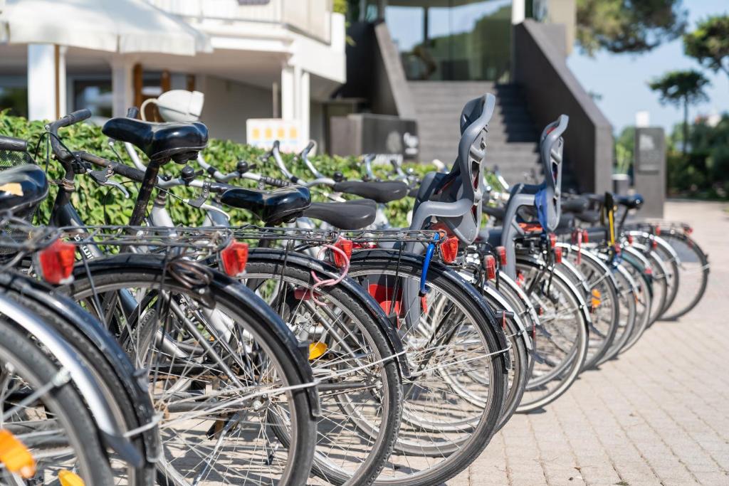 hotel garden sea biciclette